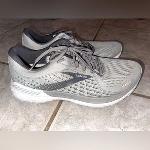 Brooks adrenaline size 8.5 women’s